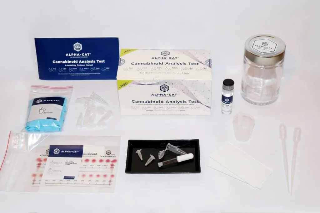 Contenu du mini kit de test cannabinoïdes